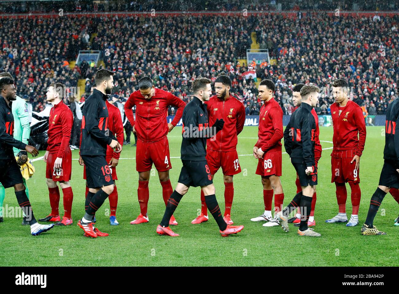 Les joueurs de Liverpool et de l'Atletico Madrid se saluent avant le match Banque D'Images