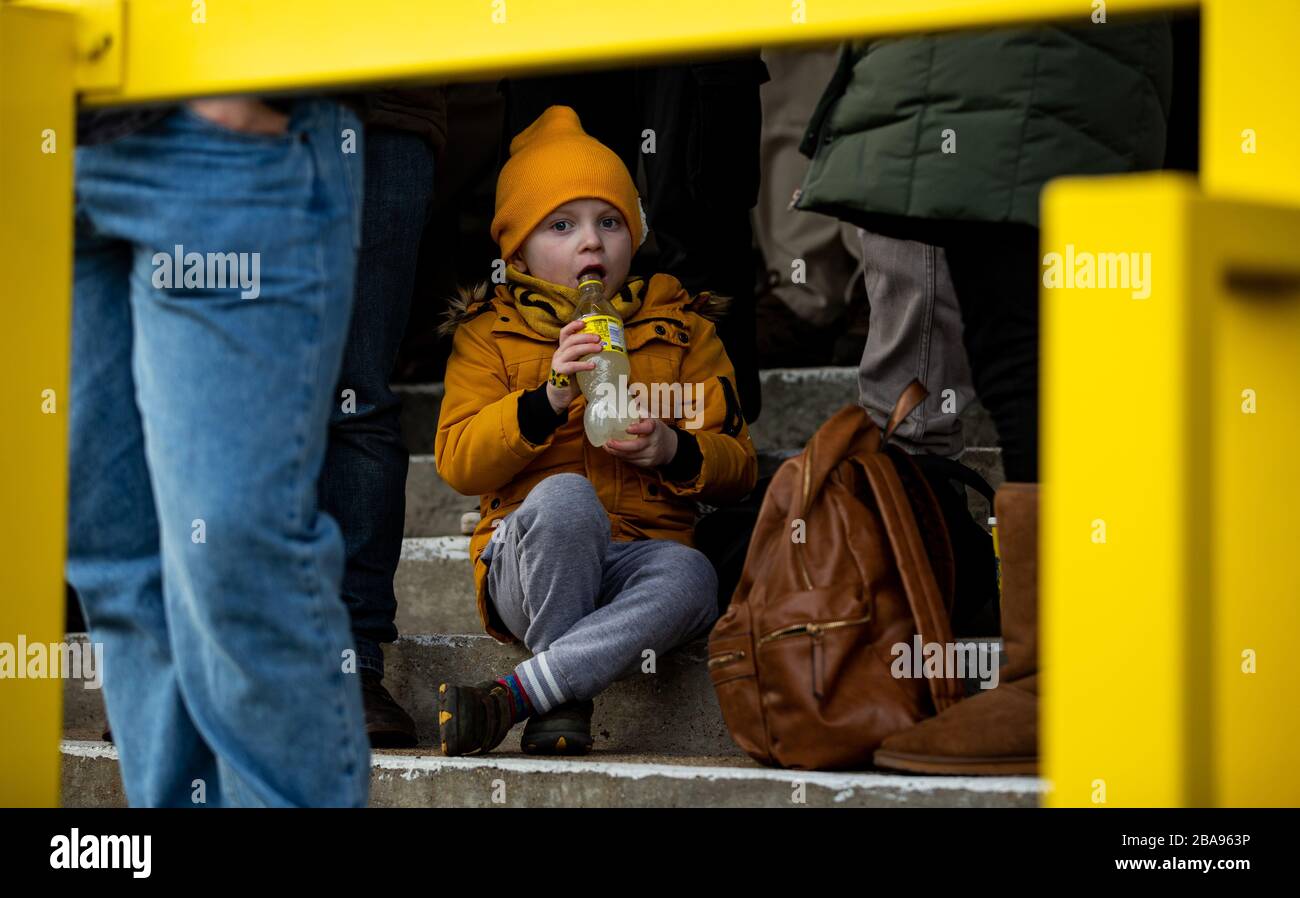 Sutton United fans regardant pendant le jeu Banque D'Images