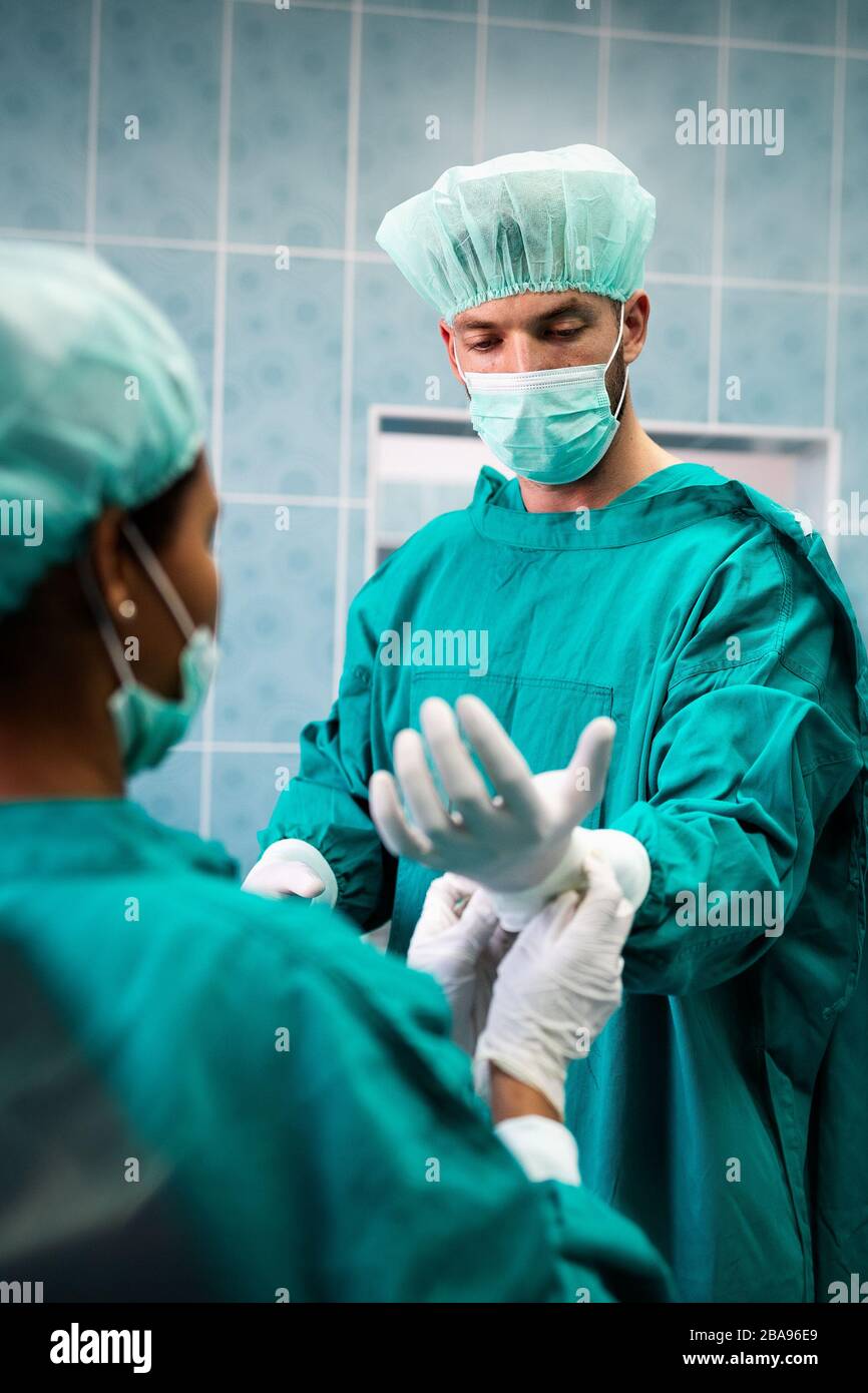 Équipe de chirurgiens dans la salle d'opération se préparant à la chirurgie Banque D'Images