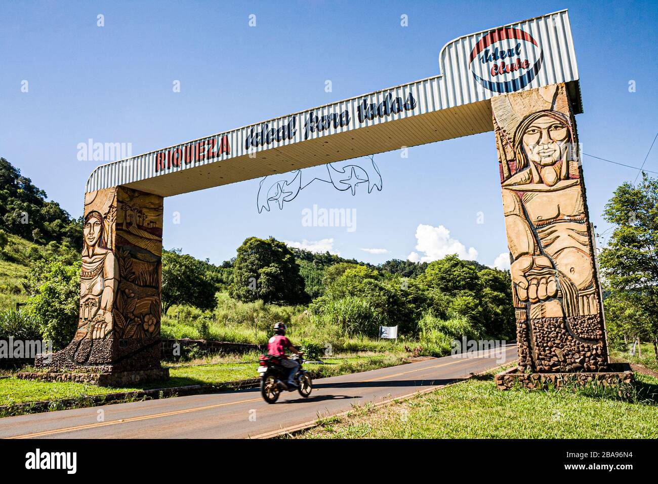 Porte d'entrée de la ville. Riqueza, Santa Catarina, Brésil. Banque D'Images