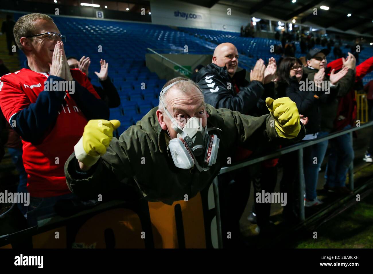 Un fan d'Ebbsfleet portant un masque de protection célèbre la victoire contre le FC Halifax Town lors du match de la première Ligue de la conférence de Vanarama au Shay Banque D'Images