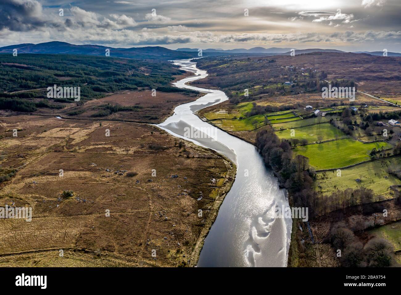 Vue aérienne de la rivière Tweebarra entre Doochary et LettermacAward à Donegal - Irlande Banque D'Images