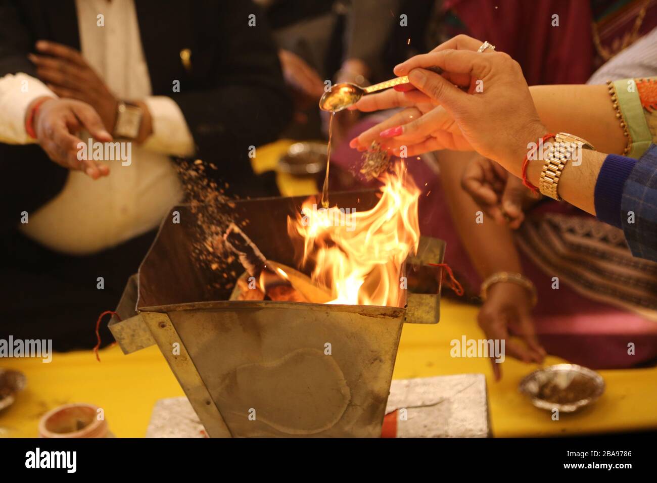 Réchauffement de la maison Indian Hindu Ritual, Hawan Hindu rituels Banque D'Images