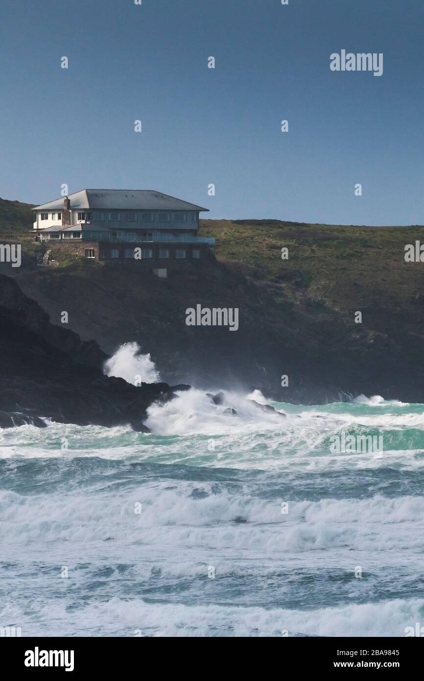 Le Lewinnick Lodge Hotel and Restaurant donne sur les conditions de la mer sauvage autour de Pentist point East sur la côte de Newquay à Cornwall. Banque D'Images