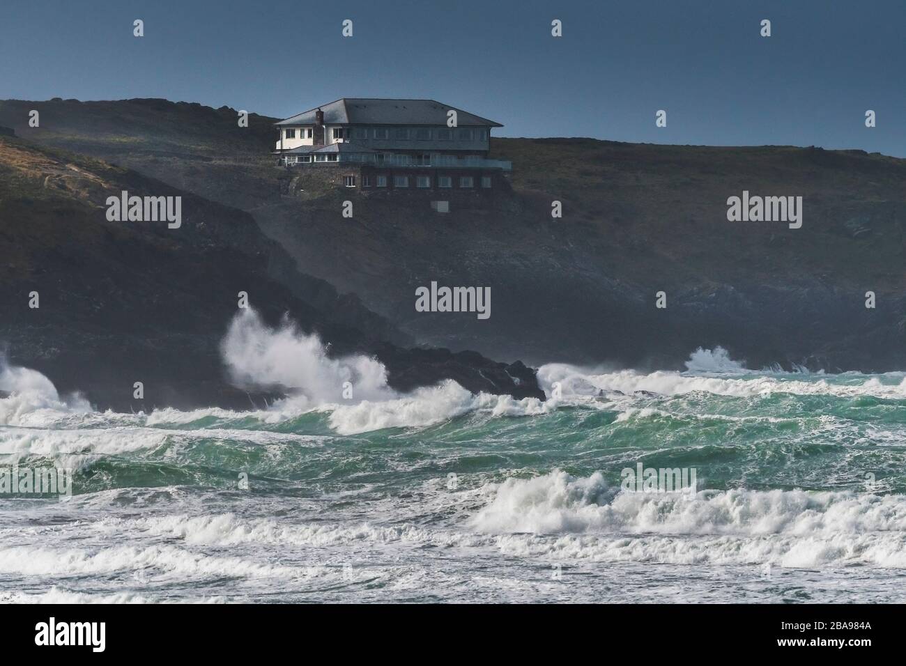 Le Lewinnick Lodge Hotel and Restaurant donne sur les conditions de la mer sauvage autour de Pentist point East sur la côte de Newquay à Cornwall. Banque D'Images