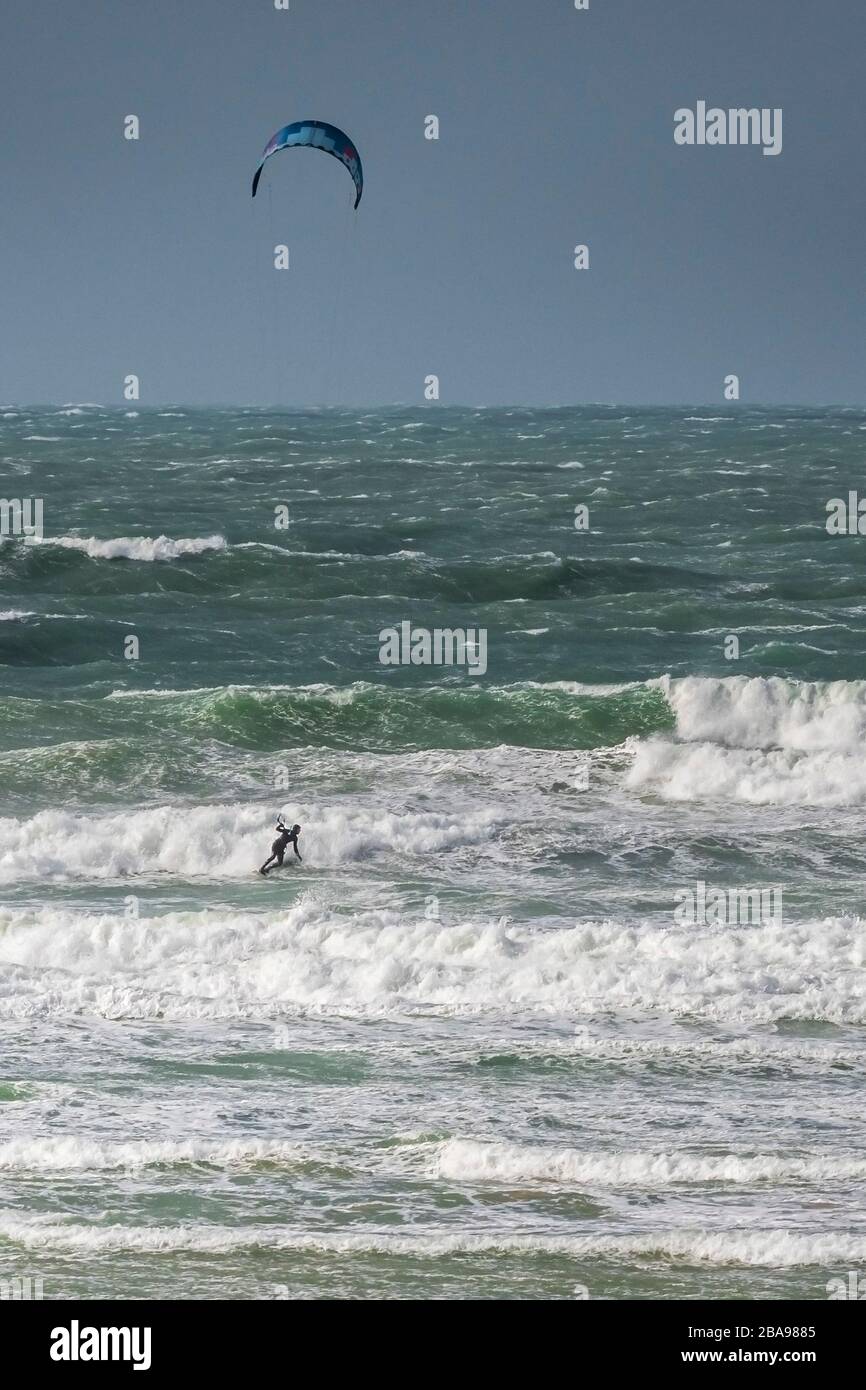 Un surfeur de kite-boarder profitant de conditions venteuses sauvages à Fistral à Newquay en Cornwall. Banque D'Images