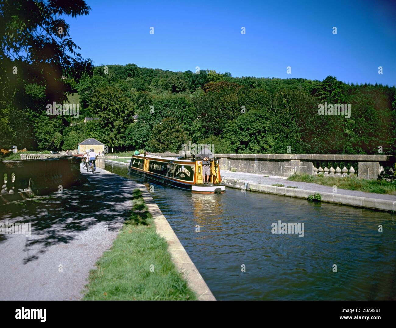 Bateau étroit sur le canal Kennet et Avon, Dundas Aqueduct, Bath, Somerset, Angleterre. Banque D'Images