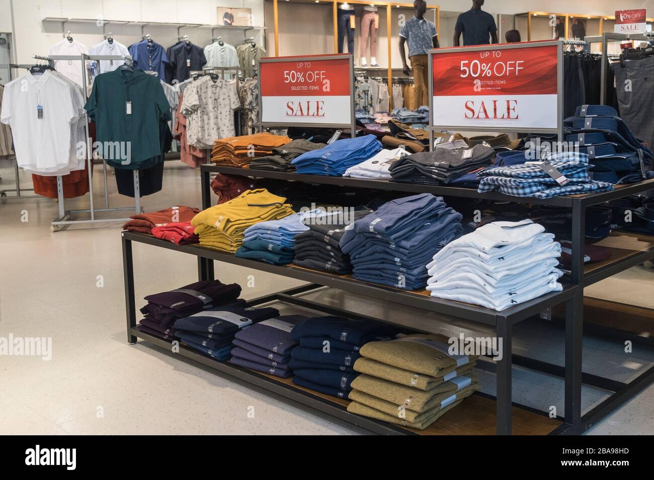 Une gamme de vêtements à l'affiche et en vente dans la boutique Marks and Spencer de Truro, à Cornwall. Banque D'Images