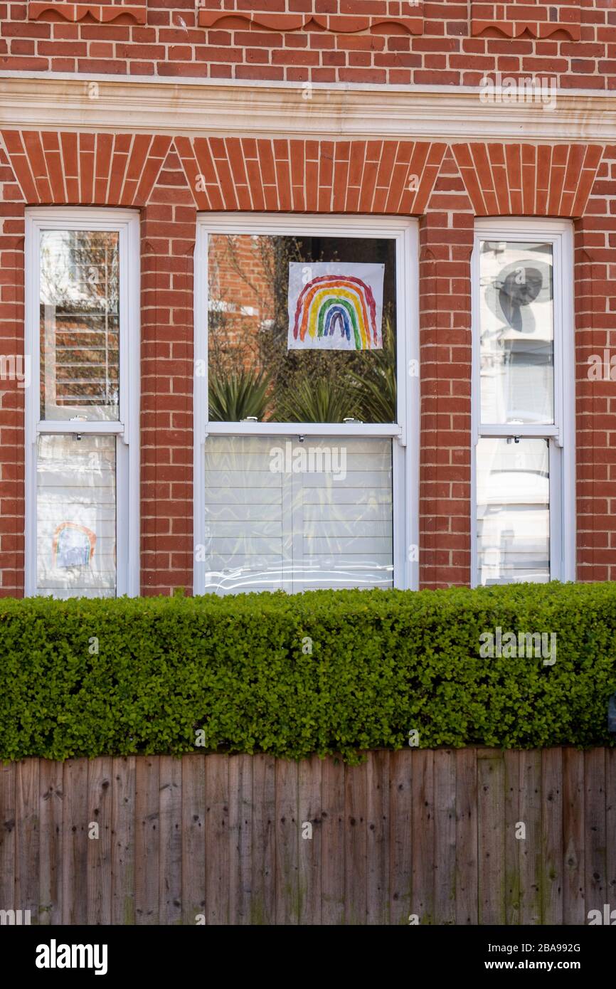 Londres du Sud, Angleterre. 26 mars 2020. Des photos peintes à la main d'arcs-en-ciel colorés sont placées dans des fenêtres de maisons à travers le pays pour encourager les passants. Les arcs-en-ciel sont utilisés comme symbole de paix et d'espoir. La tendance nationale semble avoir commencé en Italie, mais elle a également été adoptée par les États-Unis, le Canada et l'Espagne. Crédit: SAM Mellish / Alay Live News Banque D'Images