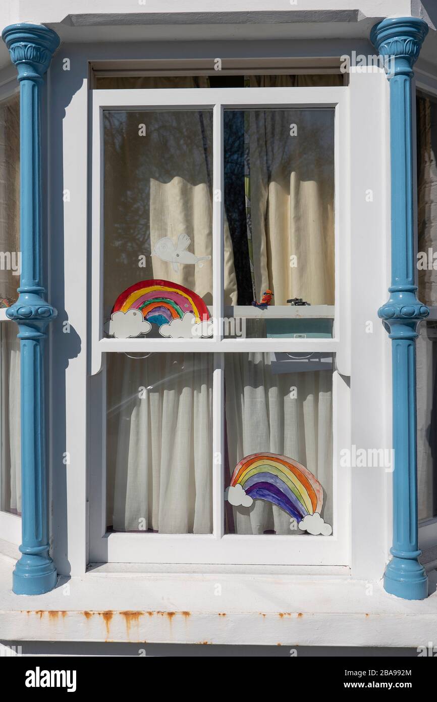 Londres du Sud, Angleterre. 26 mars 2020. Des photos peintes à la main d'arcs-en-ciel colorés sont placées dans des fenêtres de maisons à travers le pays pour encourager les passants. Les arcs-en-ciel sont utilisés comme symbole de paix et d'espoir. La tendance nationale semble avoir commencé en Italie, mais elle a également été adoptée par les États-Unis, le Canada et l'Espagne. Crédit: SAM Mellish / Alay Live News Banque D'Images