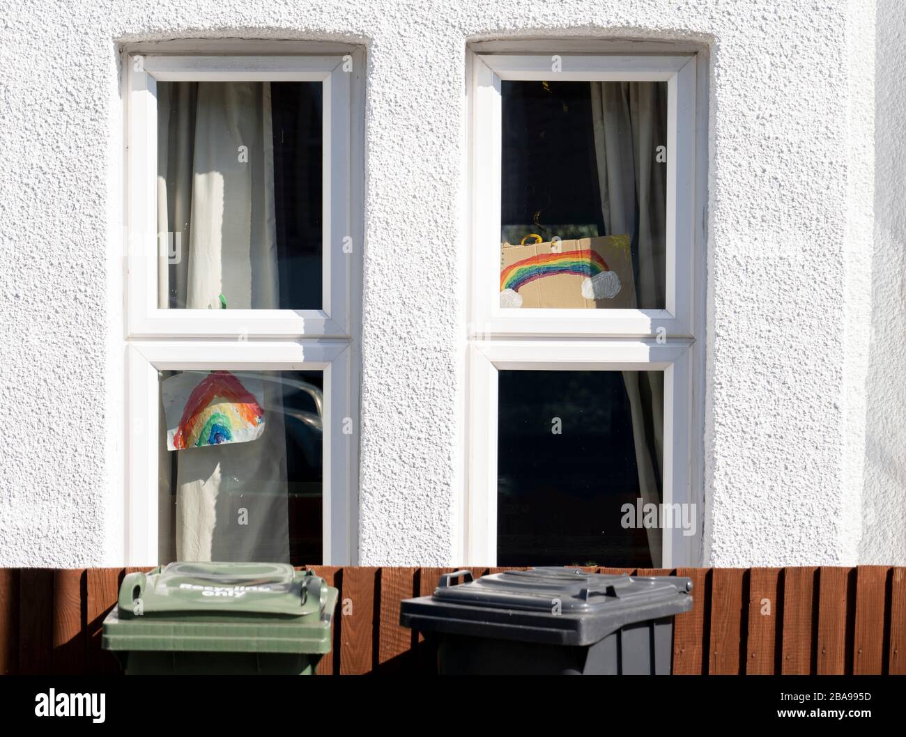 Londres du Sud, Angleterre. 26 mars 2020. Des photos peintes à la main d'arcs-en-ciel colorés sont placées dans des fenêtres de maisons à travers le pays pour encourager les passants. Les arcs-en-ciel sont utilisés comme symbole de paix et d'espoir. La tendance nationale semble avoir commencé en Italie, mais elle a également été adoptée par les États-Unis, le Canada et l'Espagne. Crédit: SAM Mellish / Alay Live News Banque D'Images