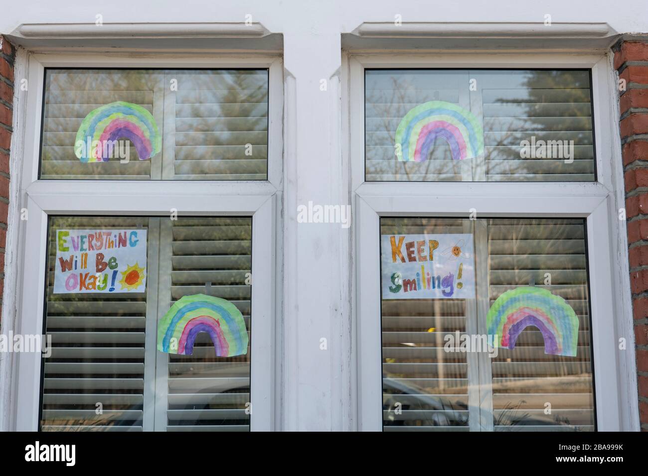 Londres du Sud, Angleterre. 26 mars 2020. Des photos peintes à la main d'arcs-en-ciel colorés sont placées dans des fenêtres de maisons à travers le pays pour encourager les passants. Les arcs-en-ciel sont utilisés comme symbole de paix et d'espoir. La tendance nationale semble avoir commencé en Italie, mais elle a également été adoptée par les États-Unis, le Canada et l'Espagne. Crédit: SAM Mellish / Alay Live News Banque D'Images