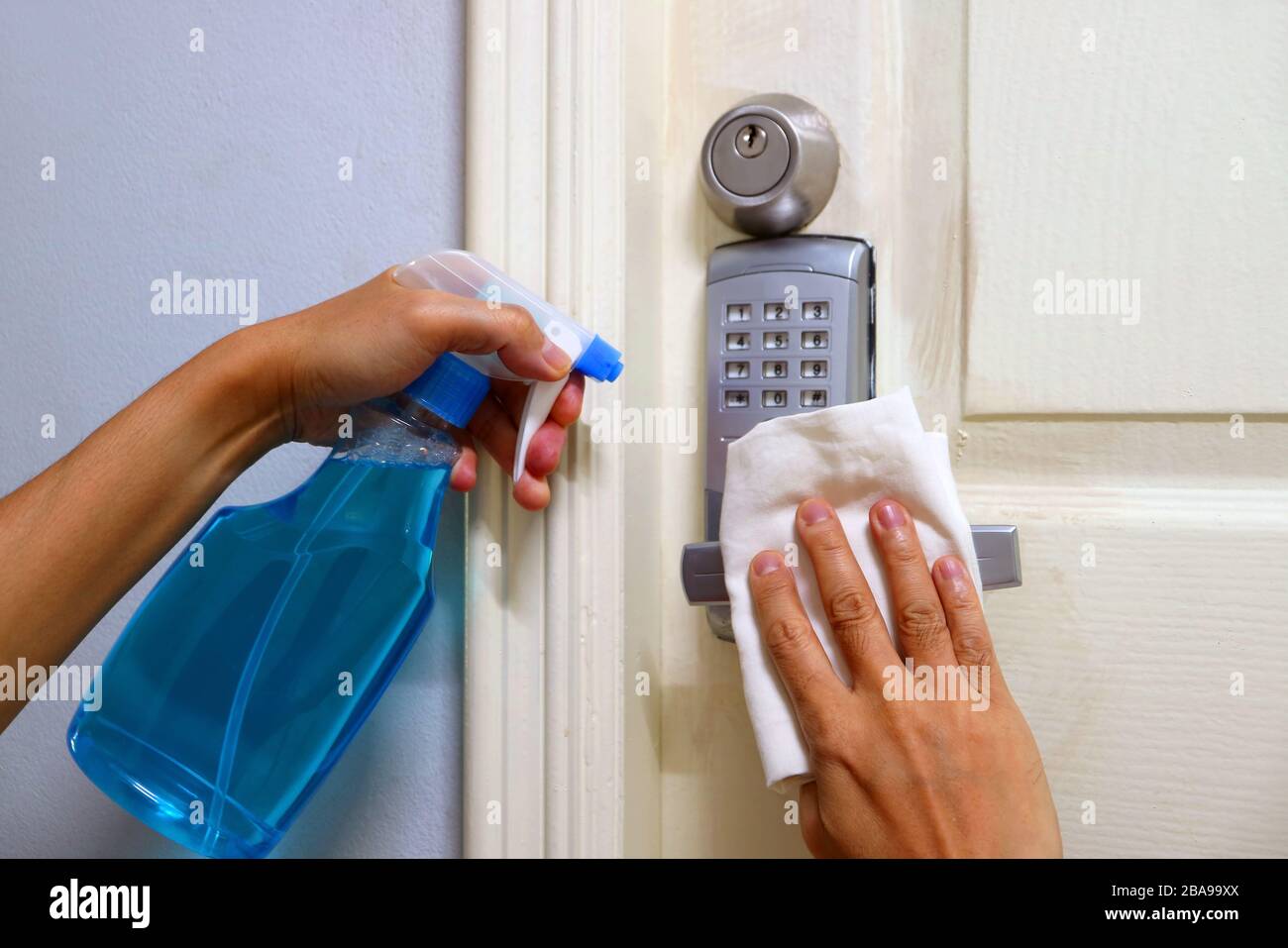 Poignée de porte de la salle de nettoyage des mains de l'homme Banque D'Images