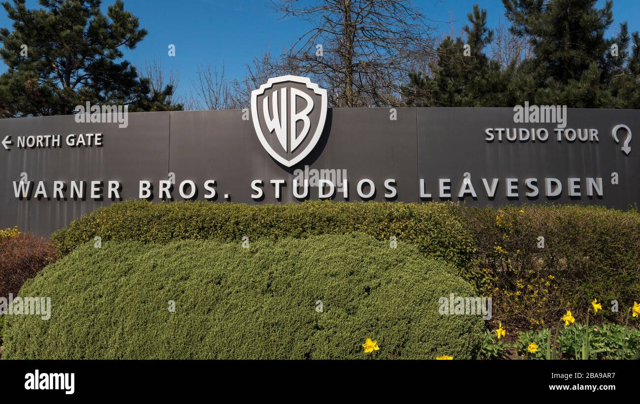 Watford, Royaume-Uni. 26 mars 2020. Une vue générale de l'entrée des studios Warner Bros, qui abrite Harry Potter, des bêtes fantastiques et des films de Mission impossible récents. Le travail sur les productions a cessé mais a cessé en raison de la pandémie de coronavirus. Les travailleurs de l'industrie comprennent principalement les travailleurs indépendants (du caméramen aux artistes de fond) et, plus tard aujourd'hui, Rishi Sunak, chancelier de l'Échiquier, doit lancer un plan de soutien financier pour eux et les membres des travailleurs indépendants dans d'autres industries. Crédit: Stephen Chung / Alay Live News Banque D'Images