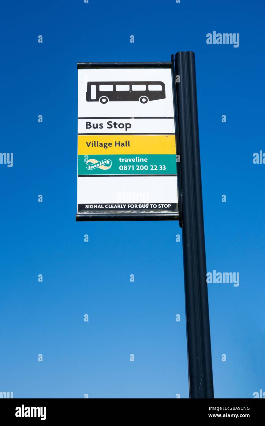 L'arrêt de bus signe contre le ciel bleu dans beaucoup Hadham High Street, beaucoup Hadham, Hertfordshire Royaume-Uni. Mars 2020 Banque D'Images