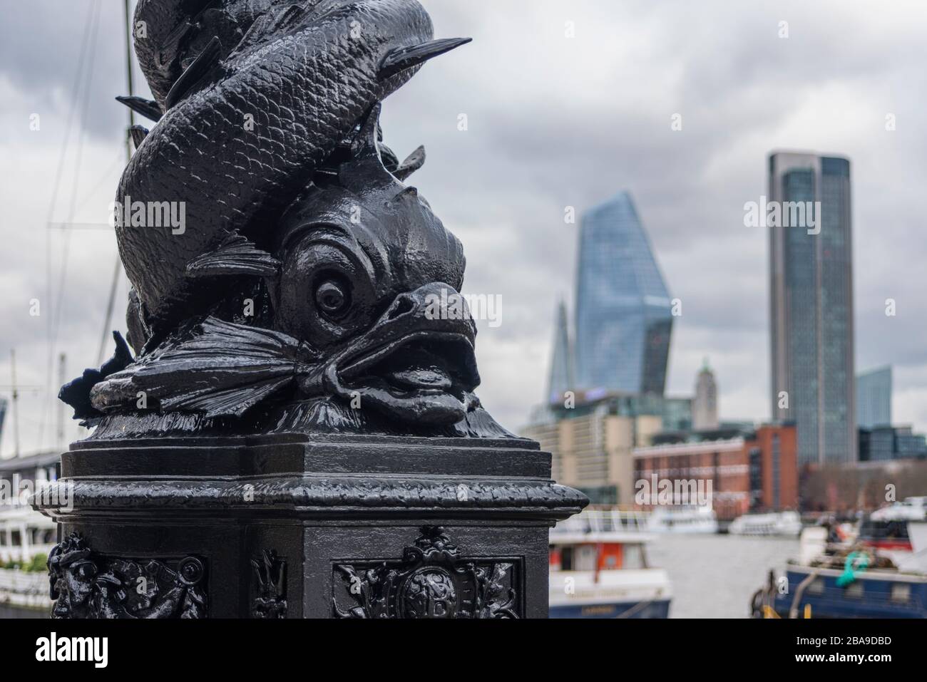 Lampadaire orné de motifs poissons en fonte, Londres, Royaume-Uni Banque D'Images