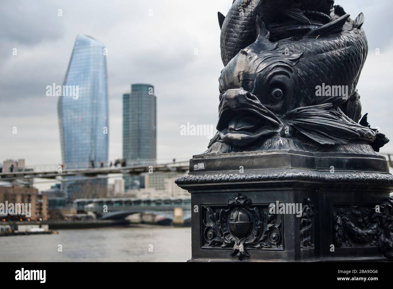 Lampadaire orné de poissons en fonte avec un bâtiment Blackfriars (Boomerang) et un bâtiment Southbank Tower en arrière-plan, Londres, Royaume-Uni Banque D'Images