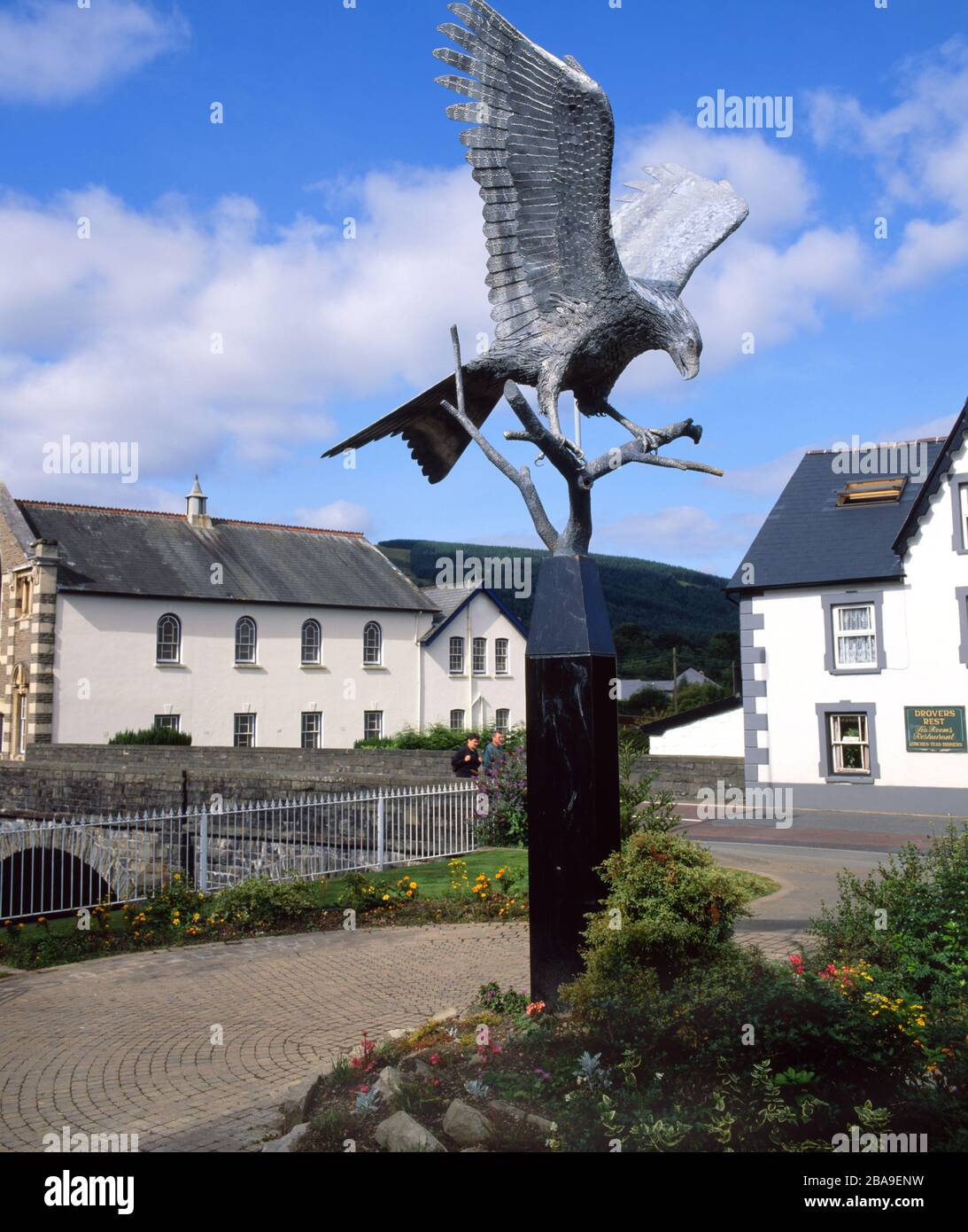 Sculpture de Kite rouge 'Spirit dans le ciel' par Sandy O'Connor, Llanwrtyd Wells, Powys, Mid Wales. Banque D'Images