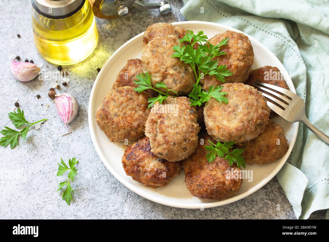 Délicieux côtelettes de viande juteuse maison en assiette, boulettes de viande hachées sur une table en pierre grise. Banque D'Images