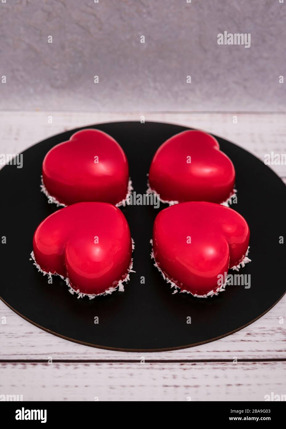 Gros Plan Sur Le Gateau De Mousse Avec La Glace De Miroir Rouge Cuisine Dessert Francais Glacage Miroir Congele Sur Le Gateau Concept De Boulangerie Et De Confiserie Photo Stock Alamy