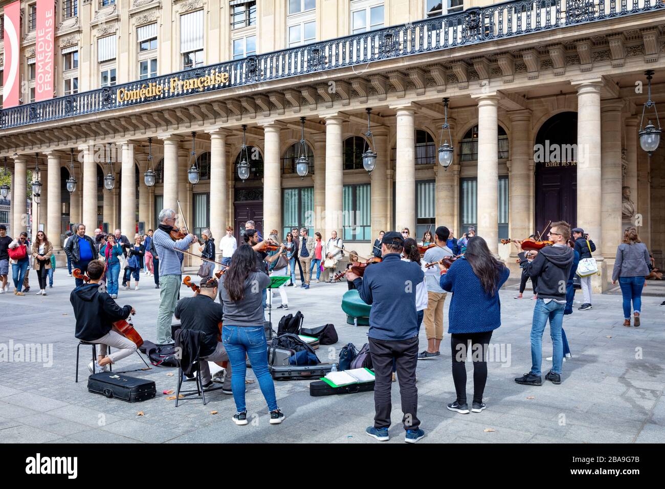 Cordes ensemble jouant de la musique de chambre classique à la place Colette à côté du Palais Royal, Paris, France Banque D'Images