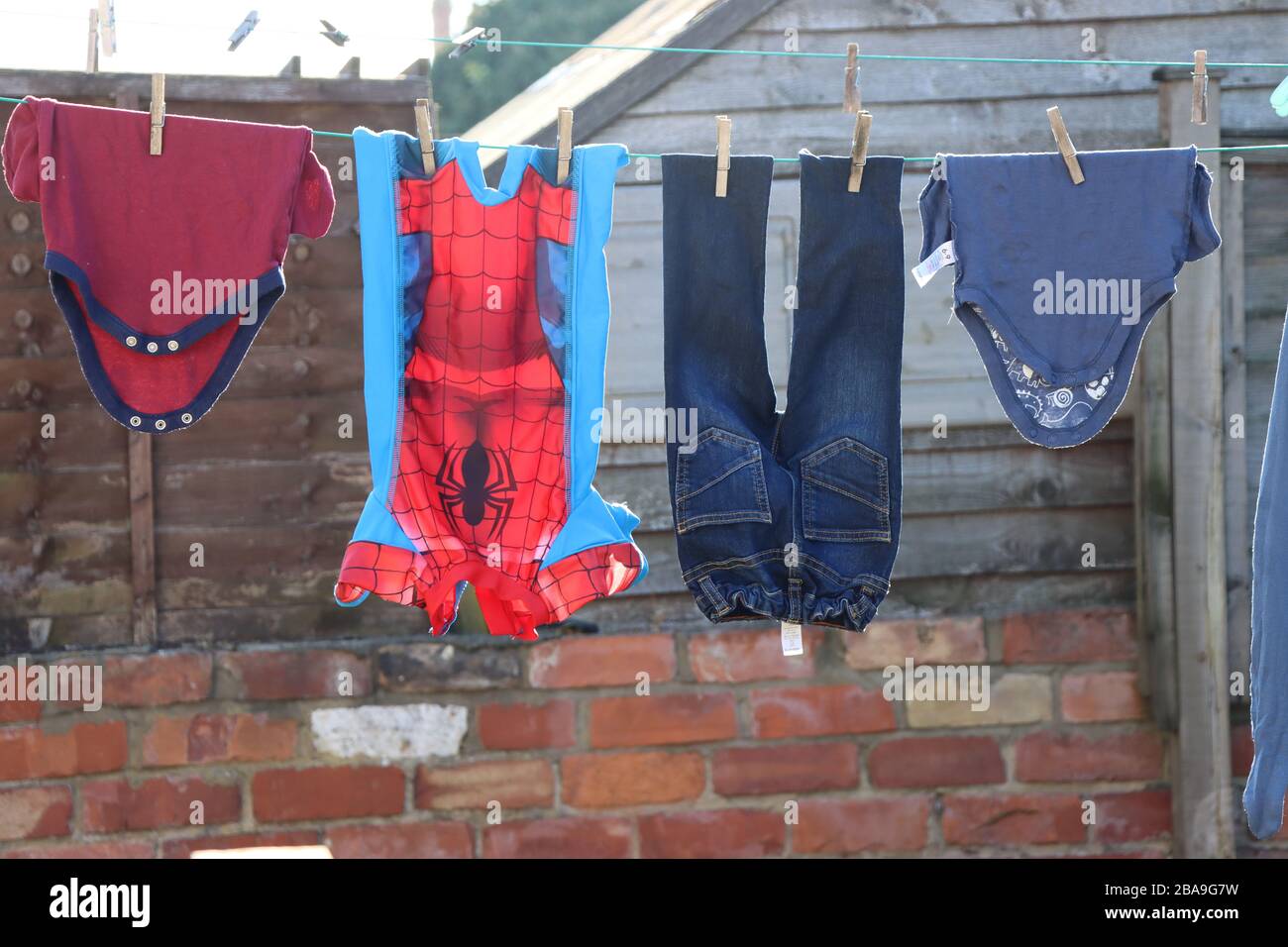 Vêtements pour bébé sur la ligne de lavage Banque D'Images