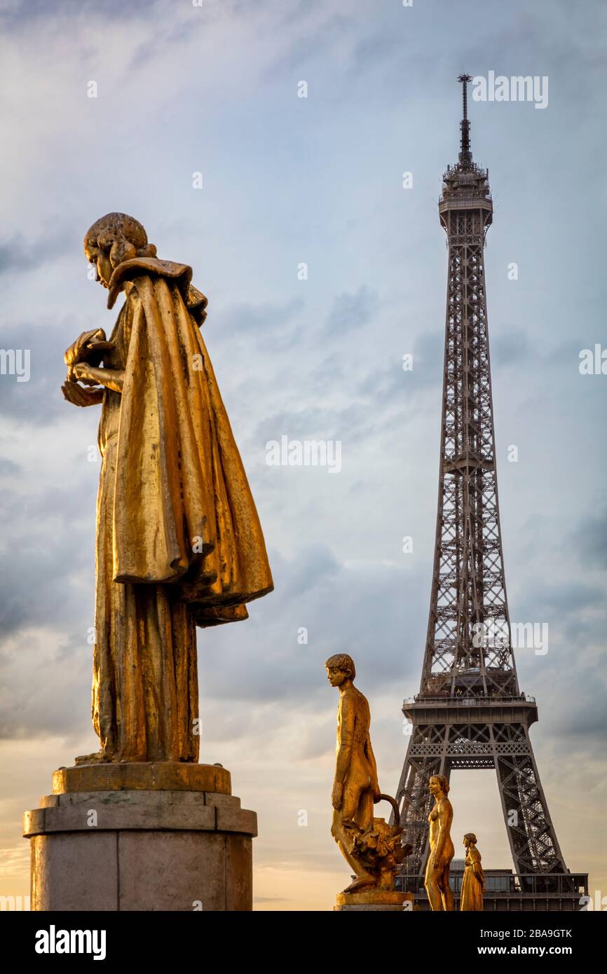 Vue tôt le matin sur la Tour Eiffel et les statues d'or de la place du Trocadéro, 16ème Arrondissement, Paris, France Banque D'Images