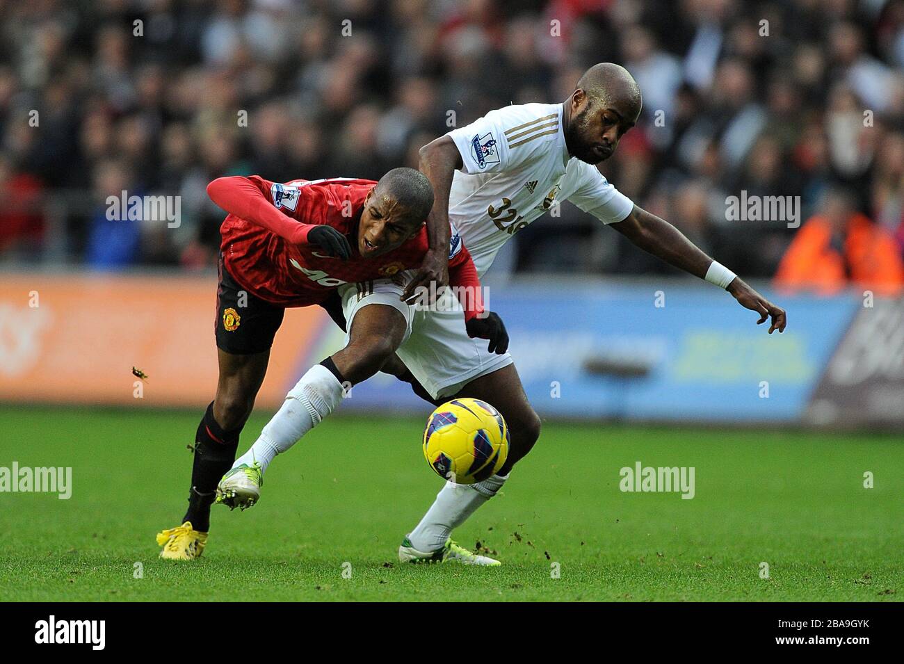 Dwight Tiendalli de Swansea City (à droite) et Ashley Young (à gauche) de Manchester United pour la balle Banque D'Images