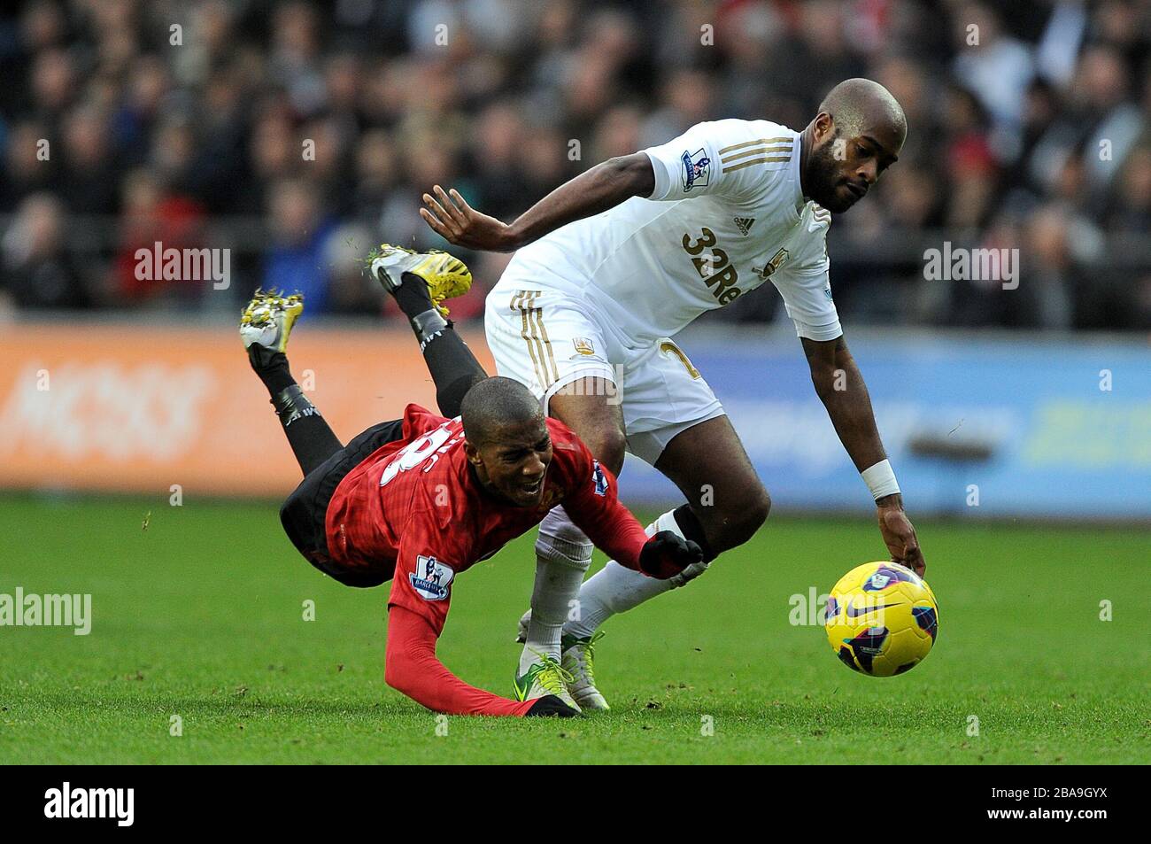 Dwight Tiendalli de Swansea City (à droite) et Ashley Young (à gauche) de Manchester United pour la balle Banque D'Images