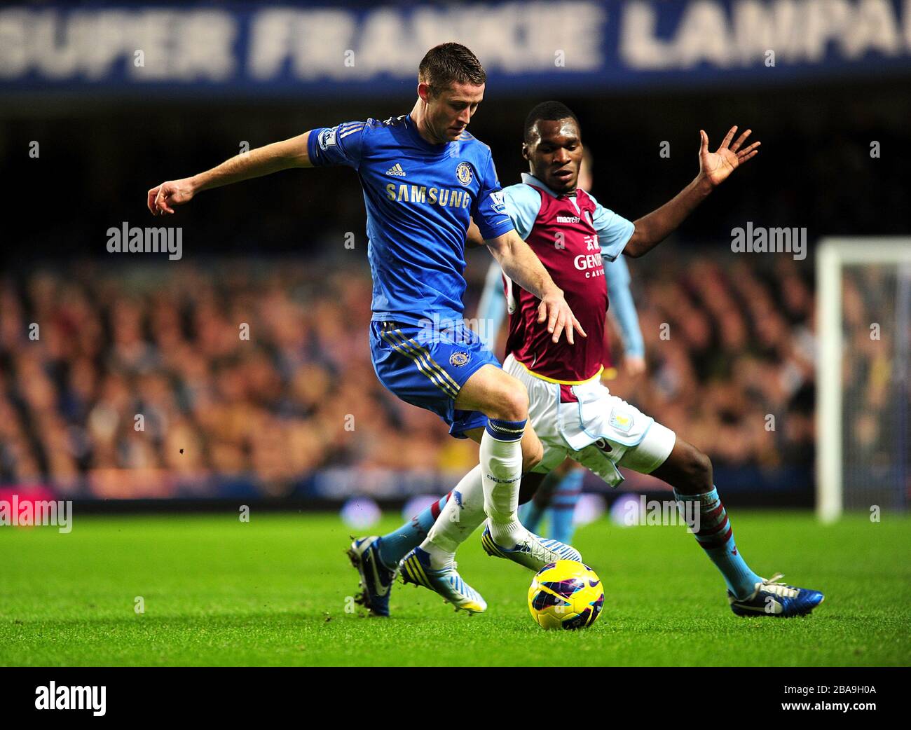 Christian Benteke (à droite) d'Aston Villa et Gary Cahill (à gauche) de Chelsea se battent pour le ballon Banque D'Images