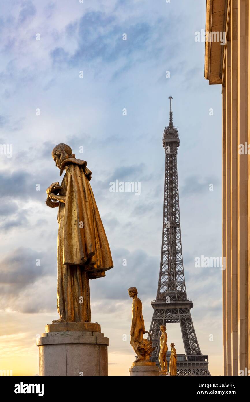 Vue tôt le matin sur la Tour Eiffel et les statues d'or de la place du Trocadéro, 16ème Arrondissement, Paris, France Banque D'Images