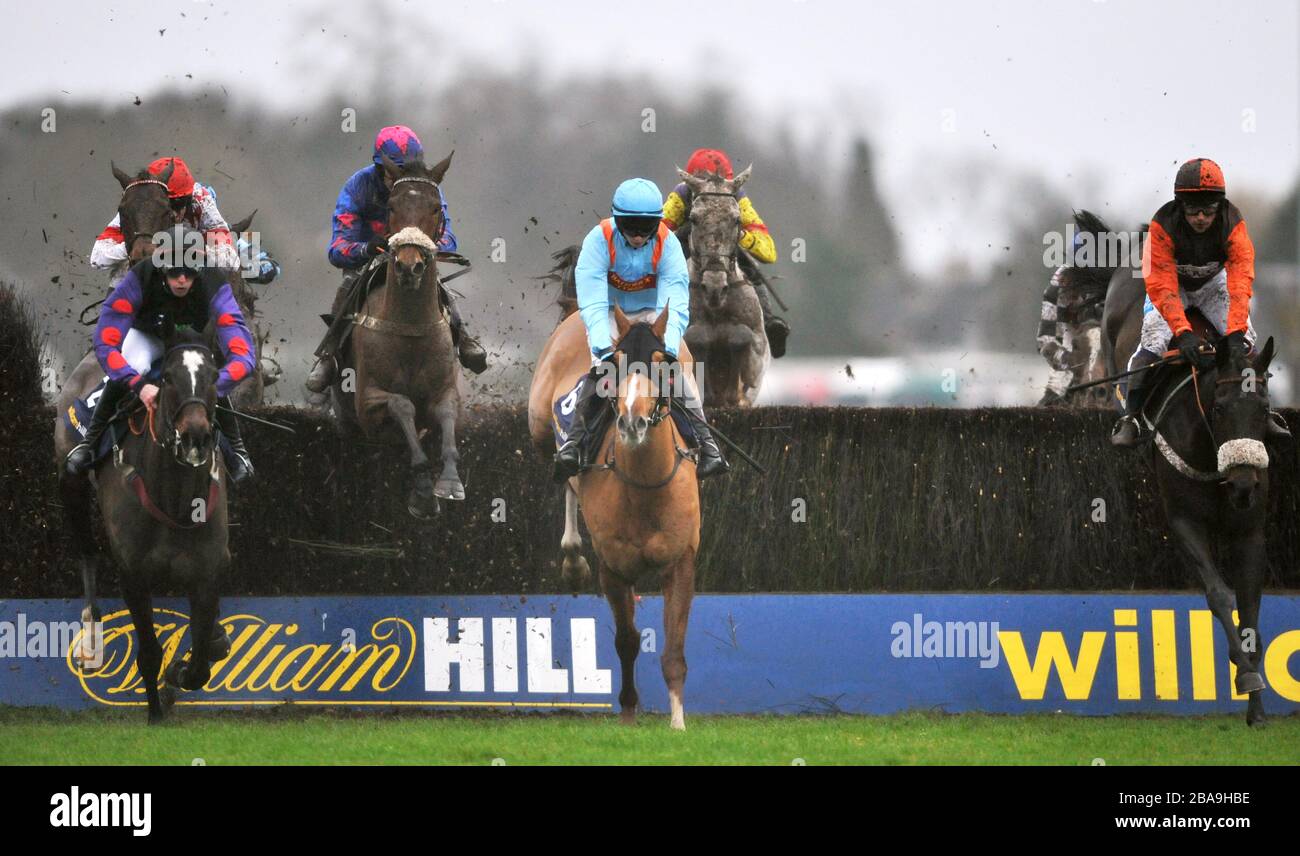 SAM Waley Cohen et long Run (à droite) sur le chemin de gagner un spectaculaire William Hill King George VI Chase Banque D'Images