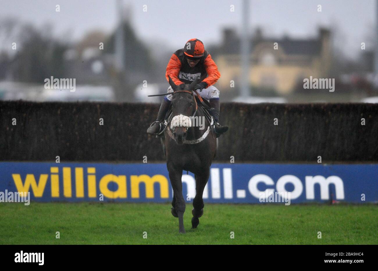 SAM Waley Cohen efface le dernier sur le chemin de gagner un spectaculaire William Hill King George VI Chase Banque D'Images