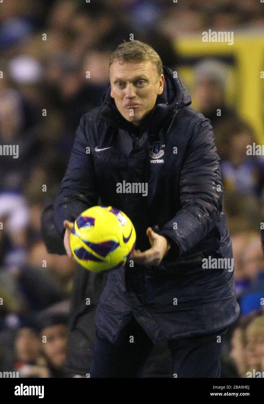 David Moyes, responsable d'Everton, revient le ballon de l'écran tactile Banque D'Images