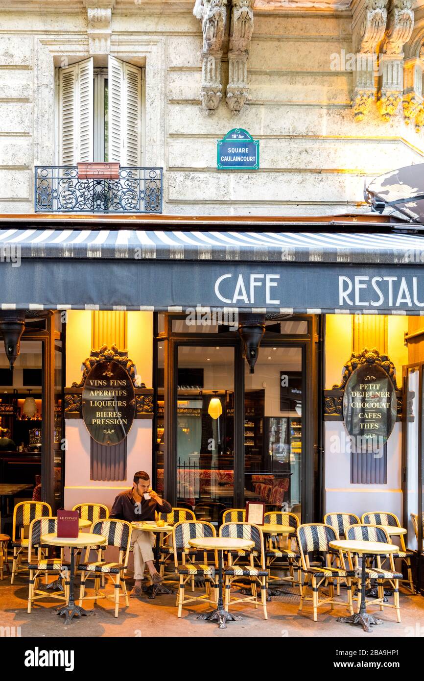 L'homme aime prendre un espresso tôt le matin au café-restaurant le Cégpage Montmartrois à Montmartre, Paris, France Banque D'Images