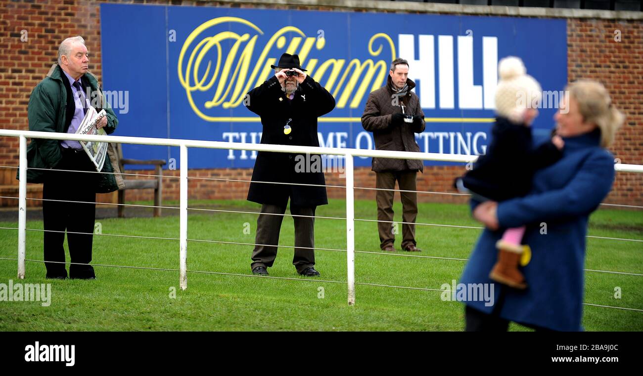 Les amateurs de course regardaient l'action au Kempton Park. Banque D'Images