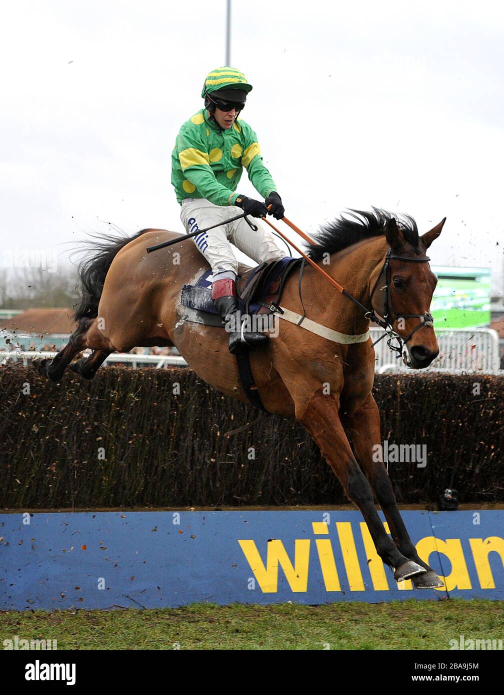 Troisième intention conduite par Richard Johnson pendant le Chase de Kauto Star Feltham Novices Banque D'Images