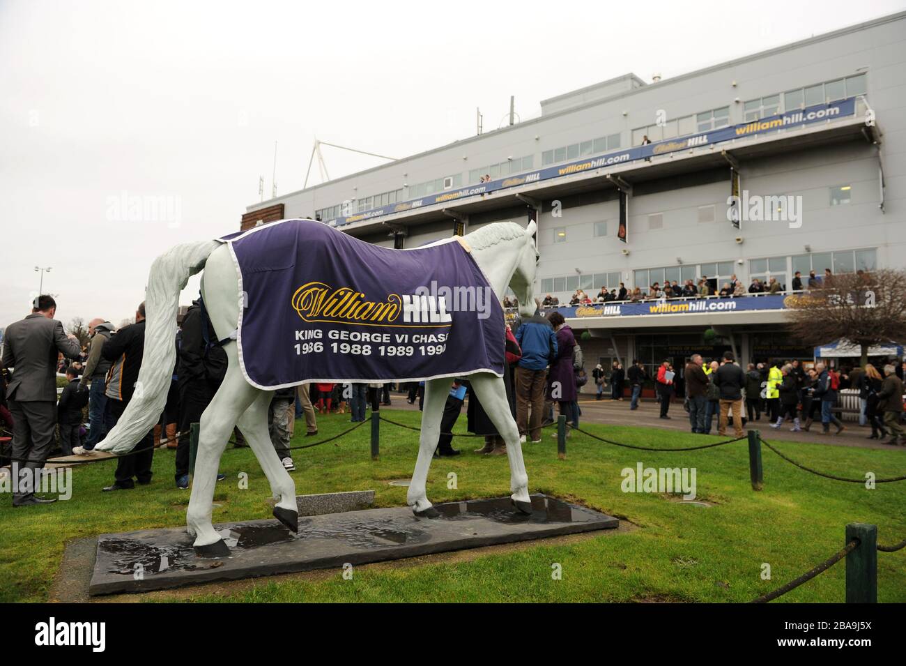 Vue générale sur la statue de l'Orchidée du désert à l'hippodrome de Kempton Park Banque D'Images