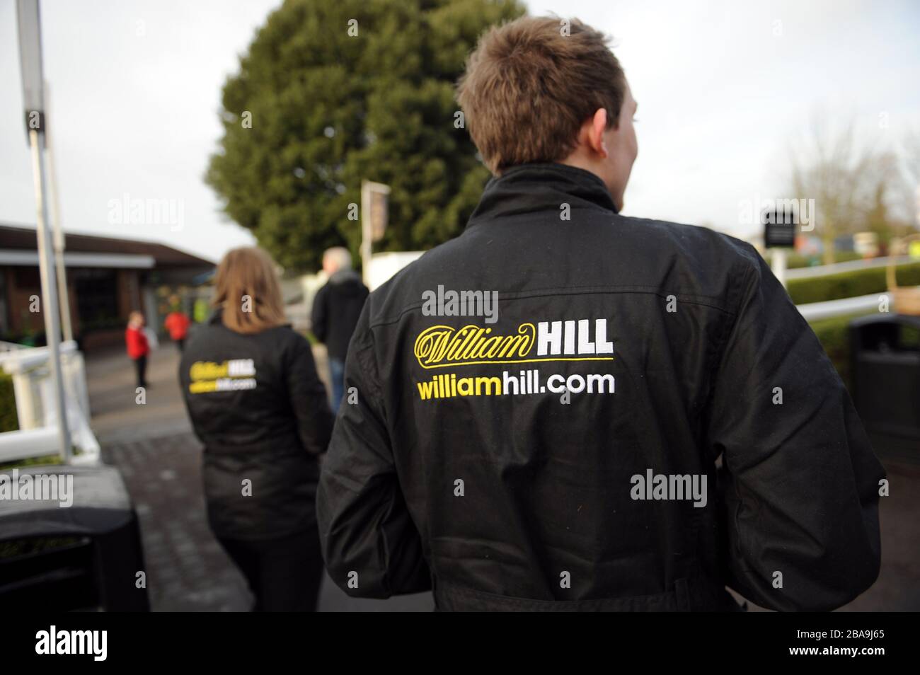 Détail de la signalisation de William Hill sur les tenues de l'équipe de promotions à l'hippodrome de Kempton Park Banque D'Images