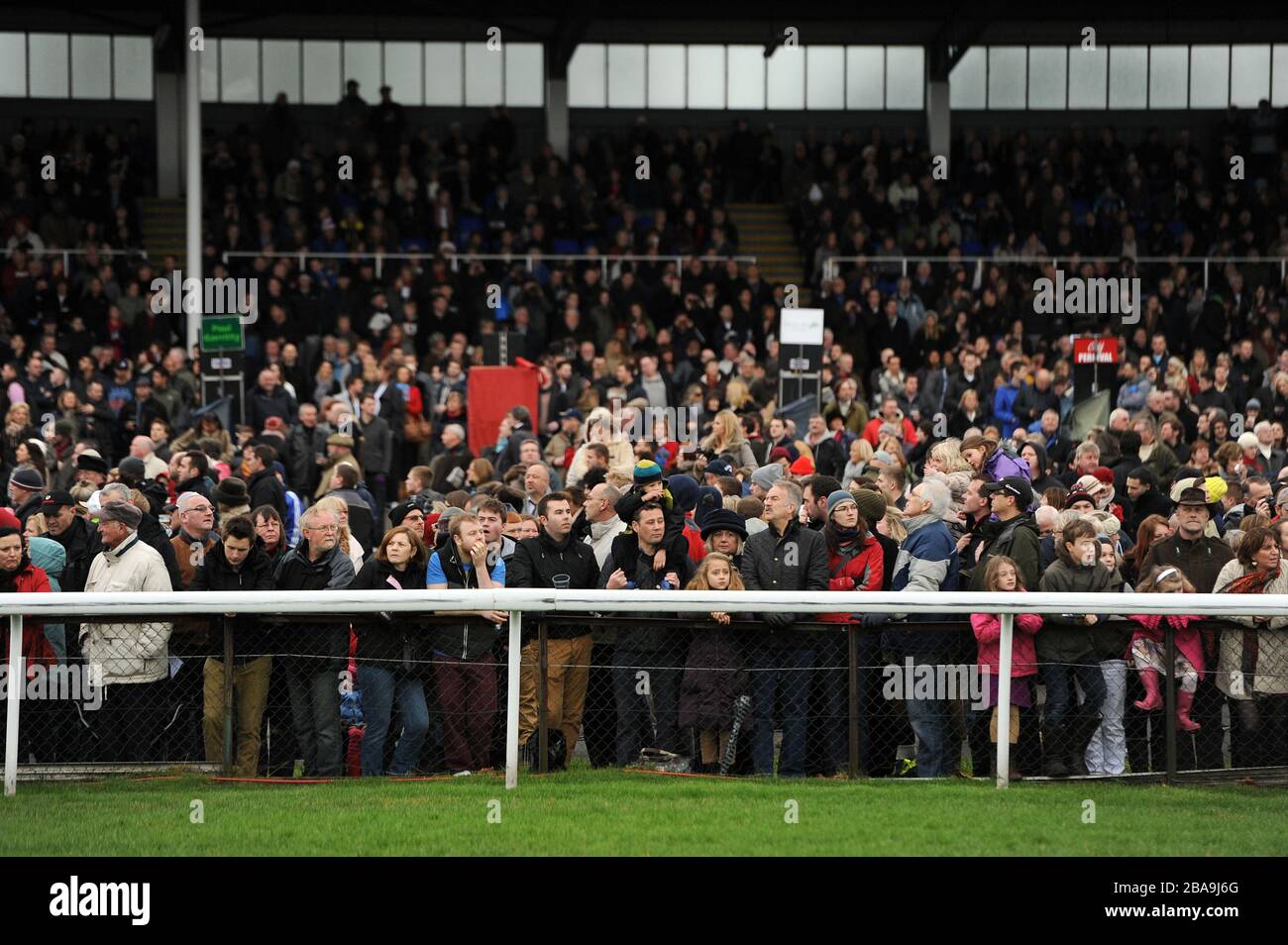 Une foule de racegoers attend les courses dans les stands de l'hippodrome de Kempton Park Banque D'Images