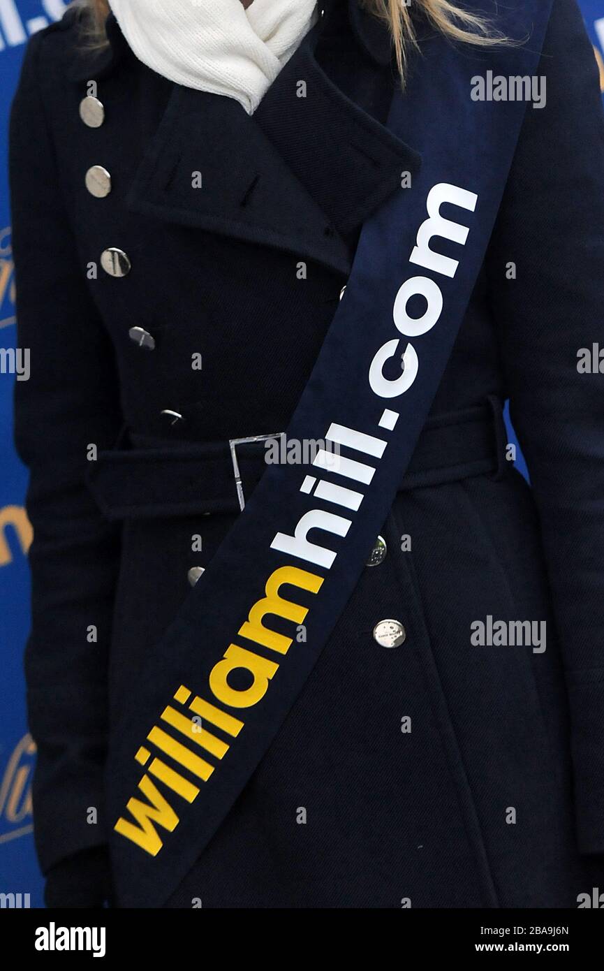 Détail d'une fille William Hill promotions portant une ceinture williamhill.com Banque D'Images
