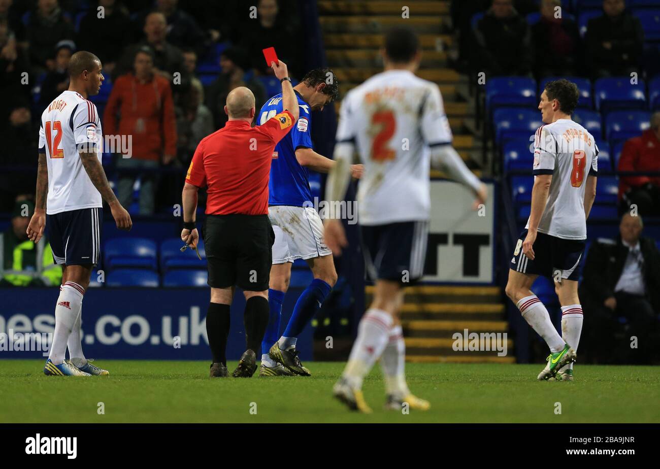 Nikola Zigic de Birmingham City est envoyé par l'arbitre Simon Hooper Banque D'Images