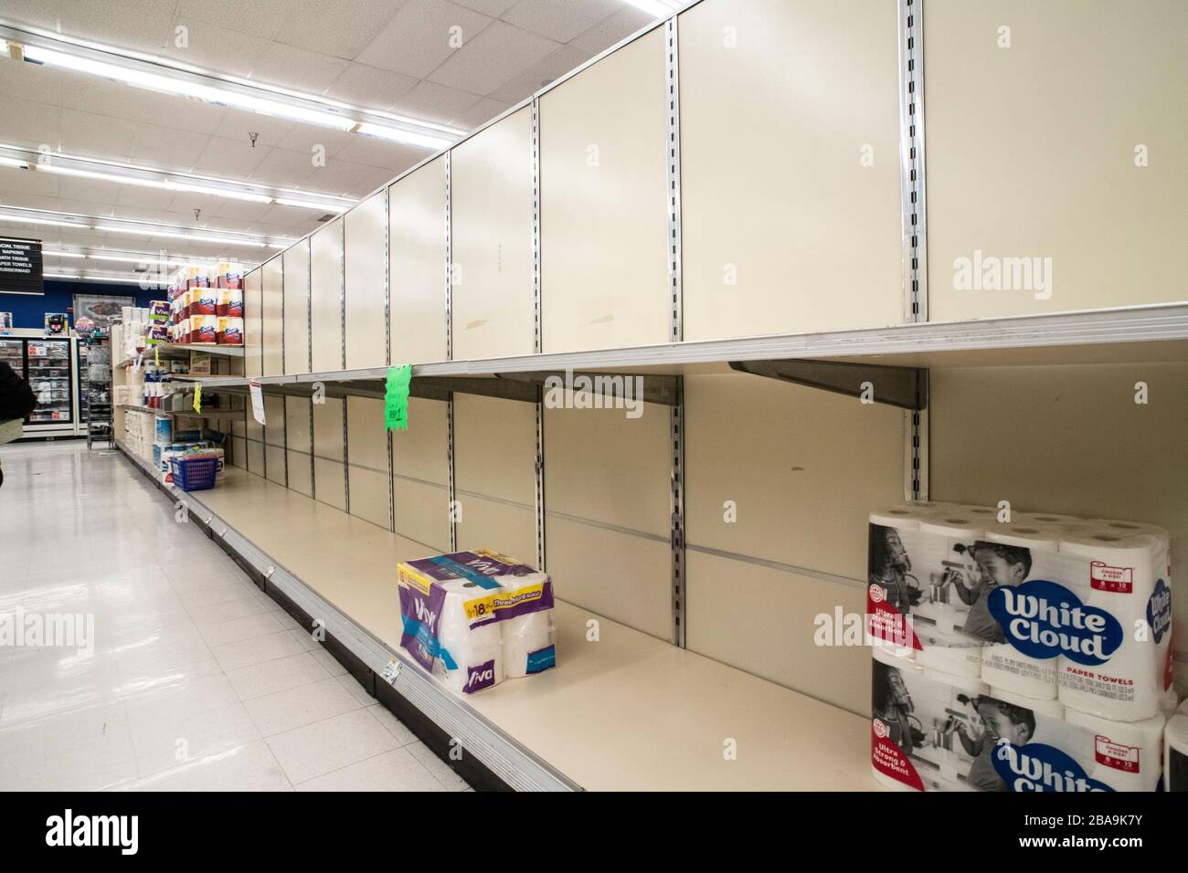 Coronavirus, Covid-19, étagères vides, Panic Acheter Banque D'Images