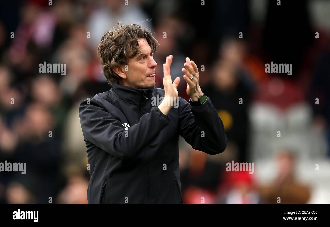 Thomas Frank, directeur de Brentford, applaudit les fans après le match Banque D'Images