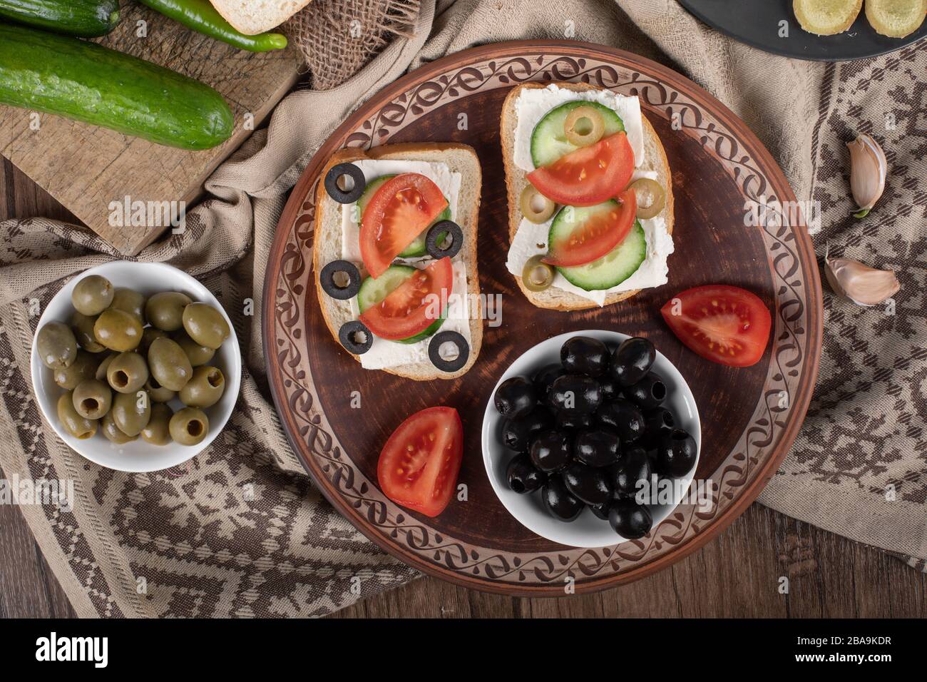 Mini-sandwichs aux olives marinées vertes dans une assiette brune Banque D'Images