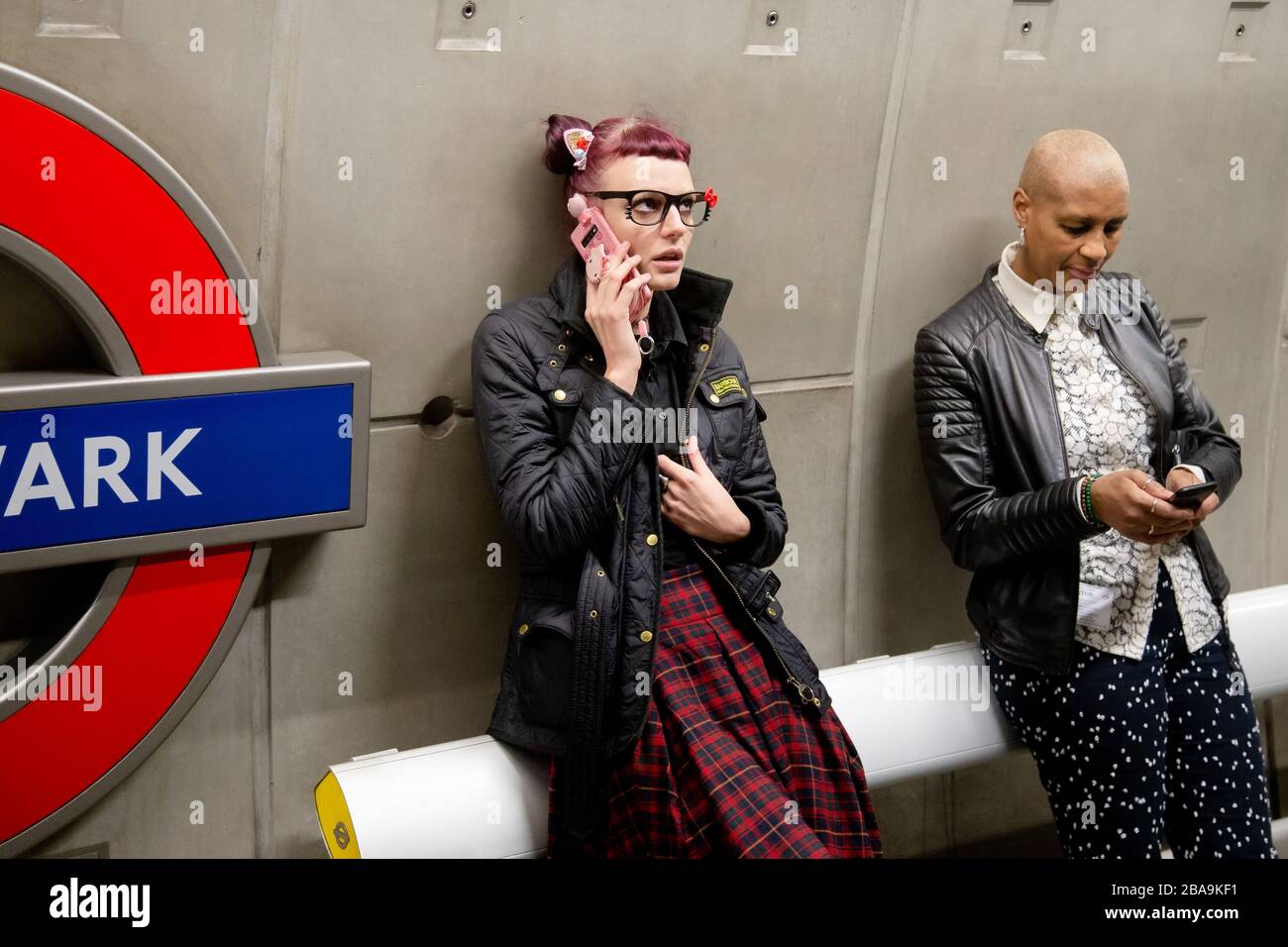 Un homme fait un appel téléphonique sur la plate-forme de la station de métro Southwark, qui fait partie du métro de Londres Banque D'Images