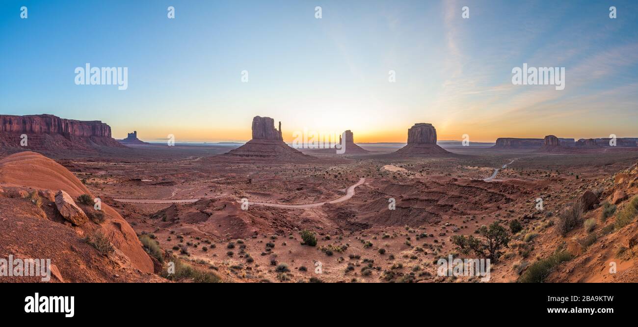 Monument Valley, Arizona, USA, à l'aube. Banque D'Images