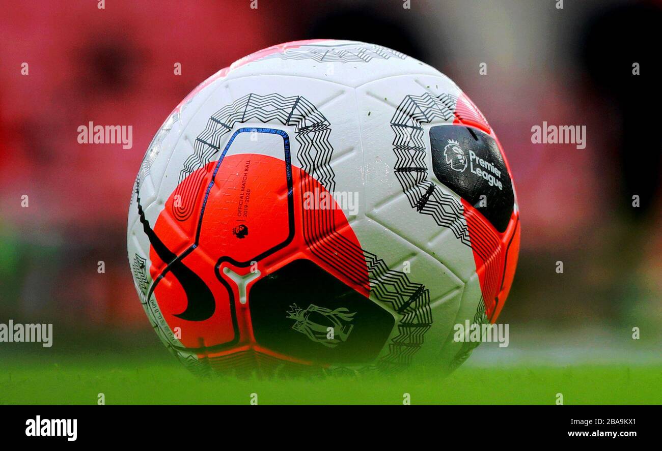 Vue générale du nouveau ballon de football Nike Merlin Tunnel Vision Premier League Banque D'Images