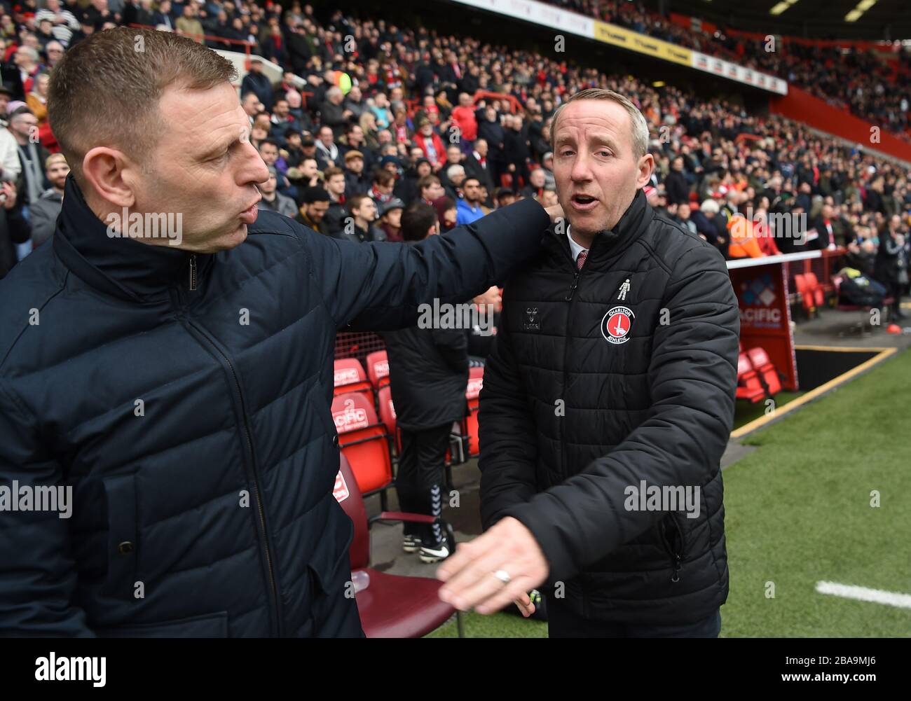 Luton Town Manager Graeme Jones et Charlton Athletic Manager Lee Bowyer se secouent les mains avant de démarrer Banque D'Images