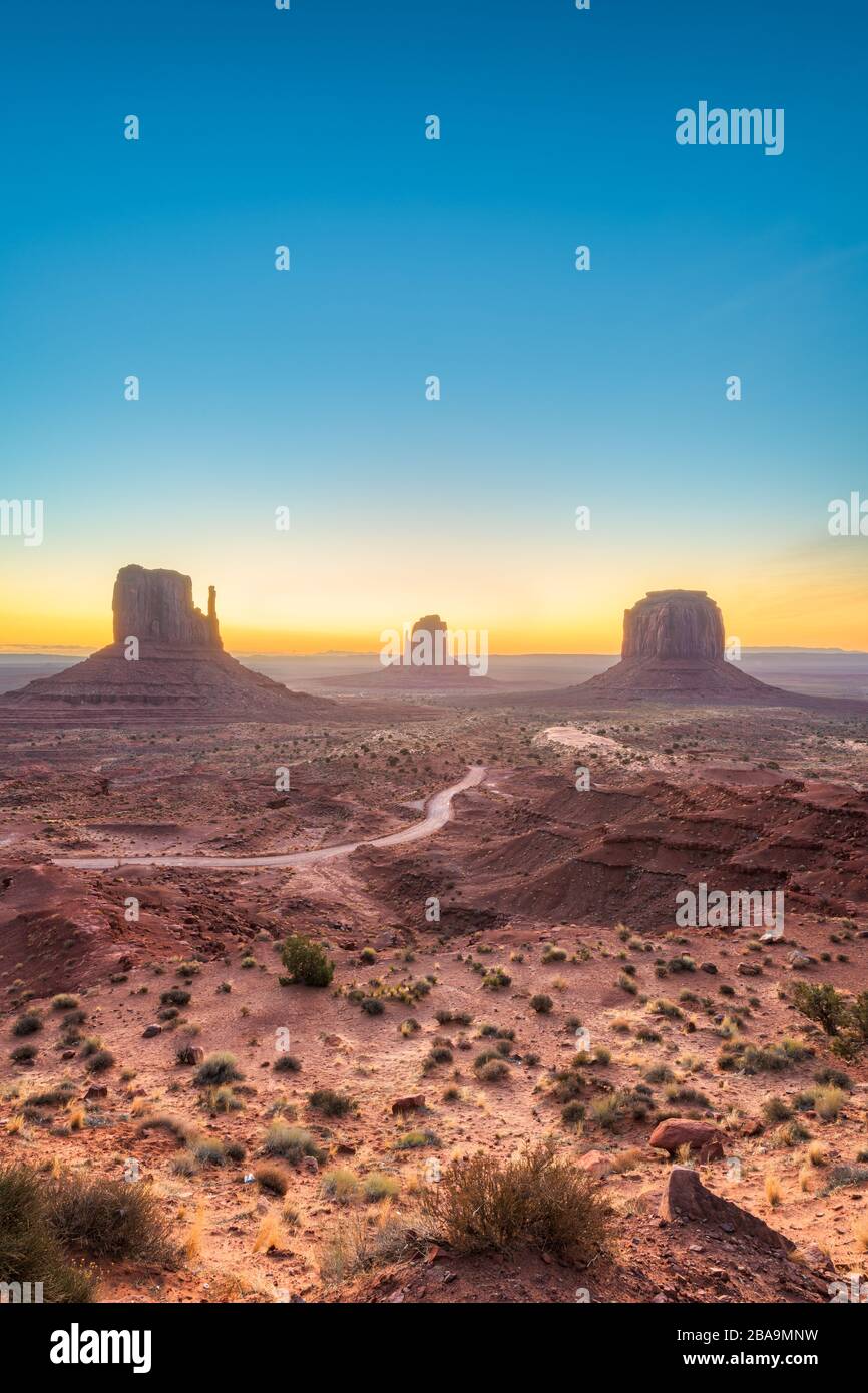 Monument Valley, Arizona, USA, à l'aube. Banque D'Images